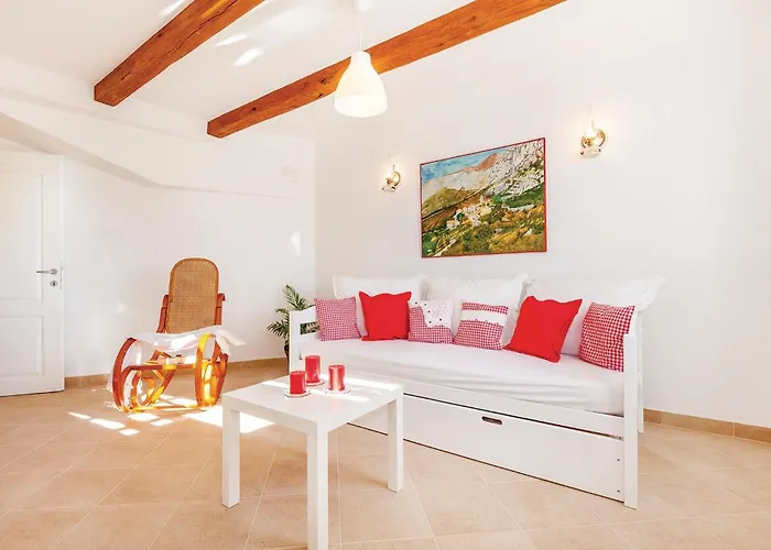 2 Bedroom Cozy In Grizane-Belgrad