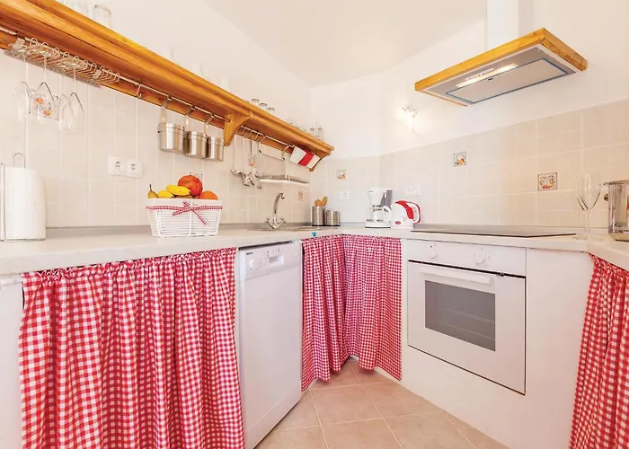 2 Bedroom Cozy In Grizane-Belgrad