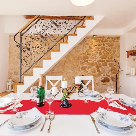 Dom wakacyjny 2 Bedroom Cozy In Grižane
