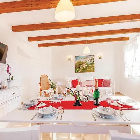 בית נופש 2 Bedroom Cozy In