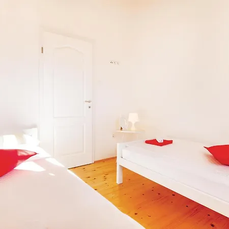 2 Bedroom Cozy In בית נופש Grižane